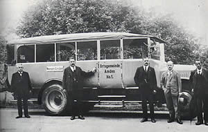 Im November 1918 erwarb die Ortsgemeinde Amden zwei ausgediente Armeelastwagen. Der eine der beiden Lastwagen wurde zu einem 17-plätzigen Omnibus umgebaut. 